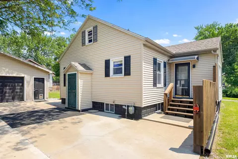 1603 Willow St, Pekin, IL 61554