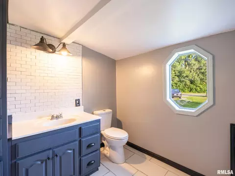 Bath - 6635 W Wheeler Rd, Mapleton, IL 61547 photo 2 of 4