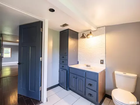 Bath - 6635 W Wheeler Rd, Mapleton, IL 61547 photo 1 of 4