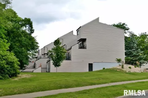 7211 N Lakeside Ct, Peoria, IL 61614