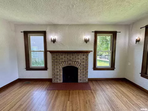 Living - 601 Compton Pkwy, Macomb, IL 61455 photo 5 of 6