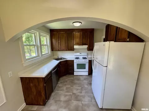 Kitchen - 601 Compton Pkwy, Macomb, IL 61455 photo 2 of 5