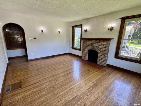 Living - 601 Compton Pkwy, Macomb, IL 61455 photo 1 of 6