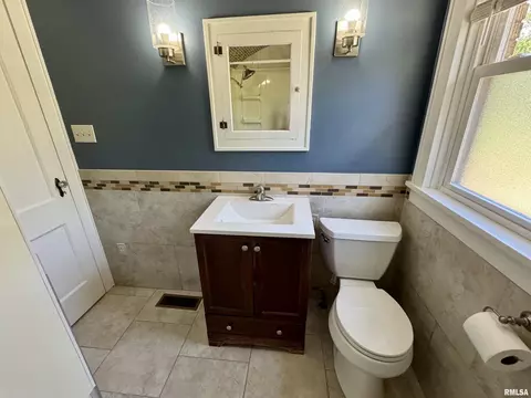 Bath - 601 Compton Pkwy, Macomb, IL 61455 photo 4 of 4