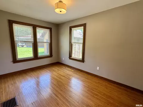 Living - 601 Compton Pkwy, Macomb, IL 61455 photo 6 of 6