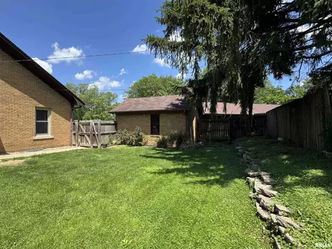 Exterior - 601 Compton Pkwy, Macomb, IL 61455 photo 6 of 9