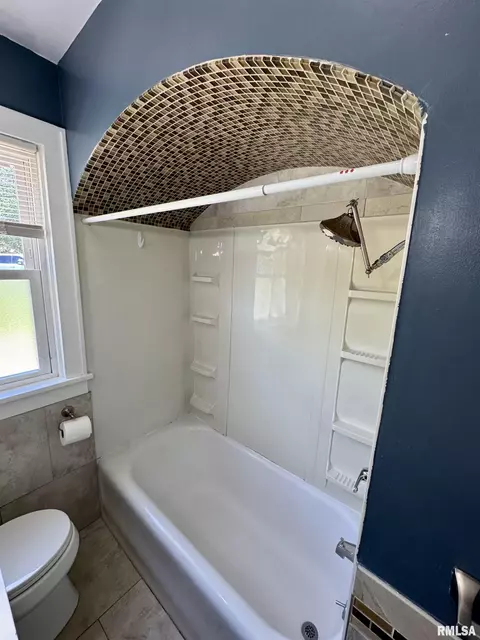 Bath - 601 Compton Pkwy, Macomb, IL 61455 photo 3 of 4