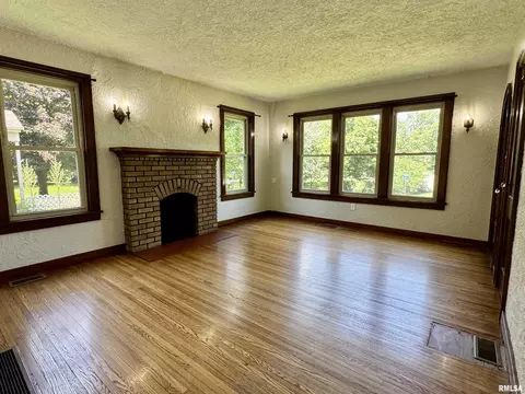 Living - 601 Compton Pkwy, Macomb, IL 61455 photo 2 of 6
