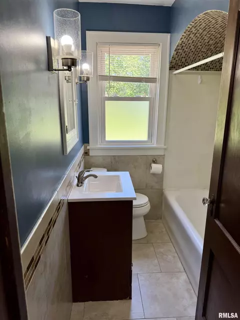 Bath - 601 Compton Pkwy, Macomb, IL 61455 photo 1 of 4