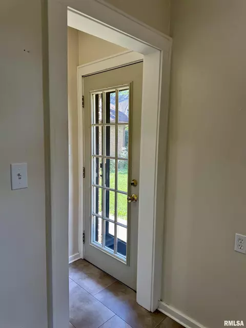 Entry Way - 601 Compton Pkwy, Macomb, IL 61455 photo 5 of 5