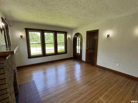 Living - 601 Compton Pkwy, Macomb, IL 61455 photo 3 of 6