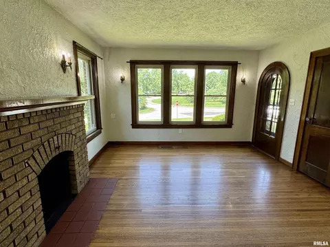 Living - 601 Compton Pkwy, Macomb, IL 61455 photo 4 of 6