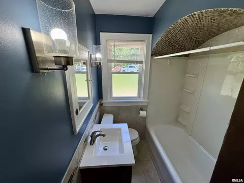 Bath - 601 Compton Pkwy, Macomb, IL 61455 photo 2 of 4