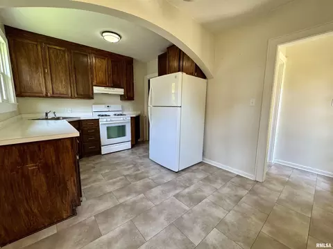 Kitchen - 601 Compton Pkwy, Macomb, IL 61455 photo 4 of 5