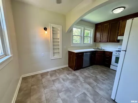 Kitchen - 601 Compton Pkwy, Macomb, IL 61455 photo 5 of 5