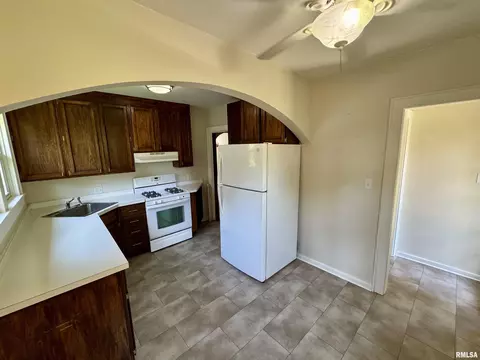 Kitchen - 601 Compton Pkwy, Macomb, IL 61455 photo 3 of 5