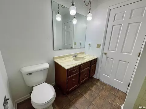 Bath - 15 Cedar Dr, Macomb, IL 61455 photo 3 of 5