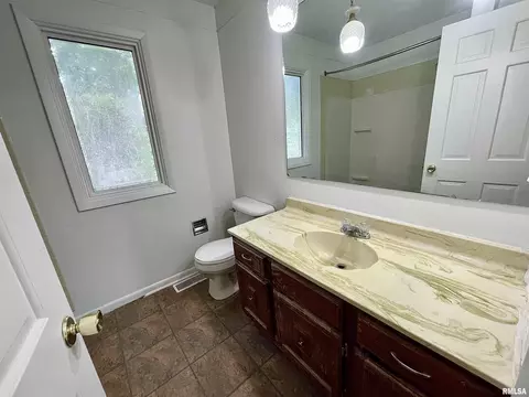Bath - 15 Cedar Dr, Macomb, IL 61455 photo 2 of 5