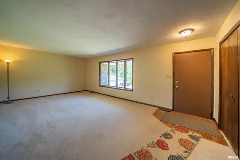 Living - 219 Town Hall Rd, Metamora, IL 61548 photo 2 of 7