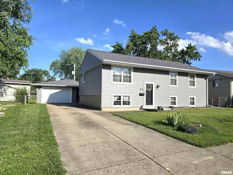 1704 Heisel Ave, Pekin, IL 61554