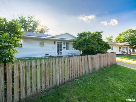 1619 N 16th St, Pekin, IL 61554