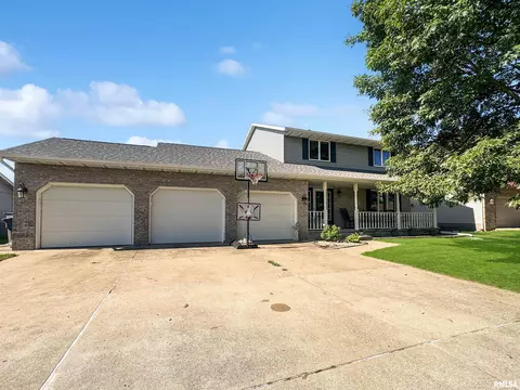 121 Prairieview Dr, East Peoria, IL 61611