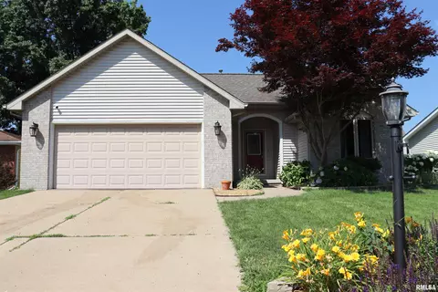 525 N Wood Thrush Dr, Peoria, IL 61604