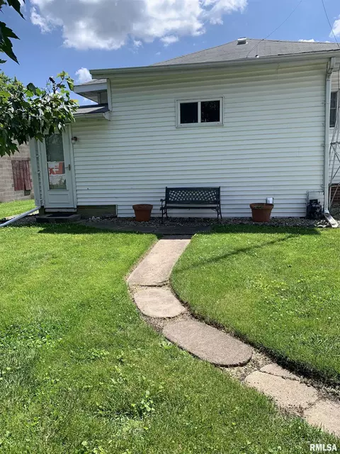 Exterior - 519 E Davis St, Bushnell, IL 61422 photo 2 of 2