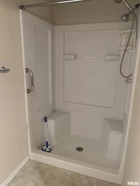 Bath - 519 E Davis St, Bushnell, IL 61422 photo 1 of 2