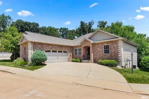 2627 W Lake Pointe Ter, Peoria, IL 61614