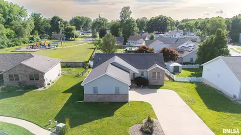 1709 Hope Ct, Pekin, IL 61554