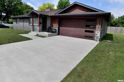 4527 N Nelson Dr, Peoria, IL 61614