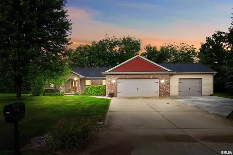 208 Valley Ct, Goodfield, IL 61742