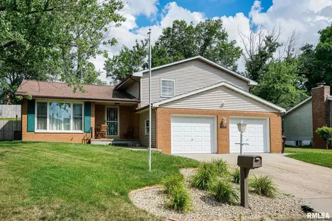 6412 N Brookwood Ln, Peoria, IL 61614