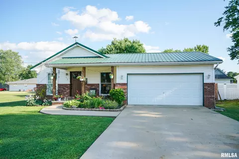 414 W Butternut St, Elmwood, IL 61529