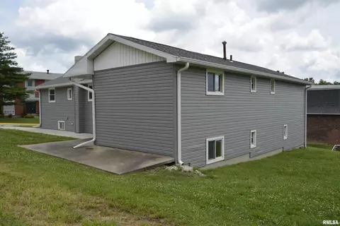 926 N Charles St, Macomb, IL 61455 photo 3