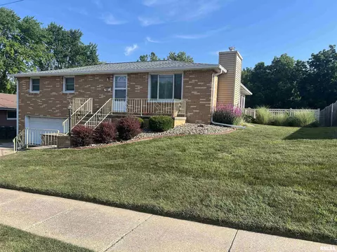 2305 Willow St, Pekin, IL 61554