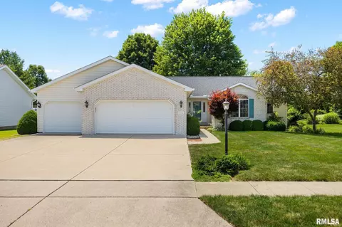 1010 Wellington Dr, Washington, IL 61571
