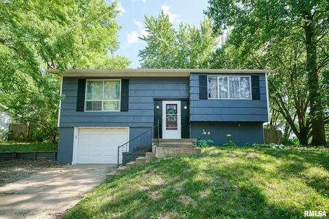 2202 Brookdale Ln, Pekin, IL 61554