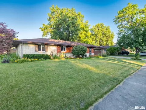 5004 N Dawn Dr, Peoria, IL 61614