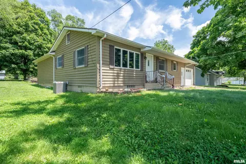 105 E 9th St, Delavan, IL 61734 photo 2