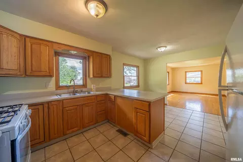 105 E 9th St, Delavan, IL 61734 photo 13