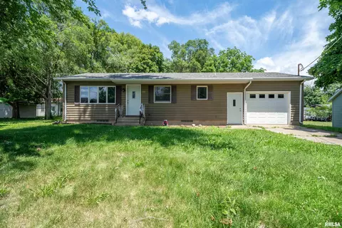 105 E 9th St, Delavan, IL 61734