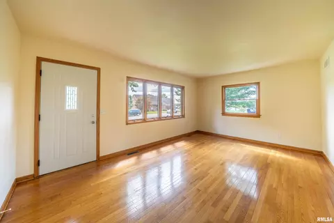 105 E 9th St, Delavan, IL 61734 photo 7