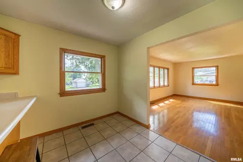 105 E 9th St, Delavan, IL 61734 photo 10