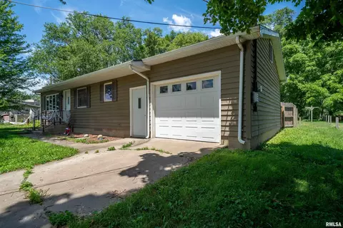 105 E 9th St, Delavan, IL 61734 photo 3