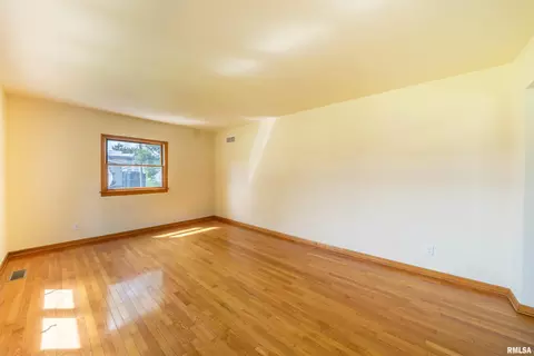 105 E 9th St, Delavan, IL 61734 photo 4