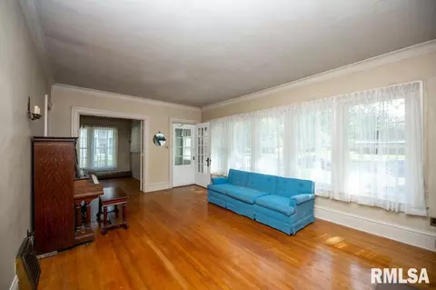 Living - 708 Main St, Henry, IL 61537 photo 1 of 7