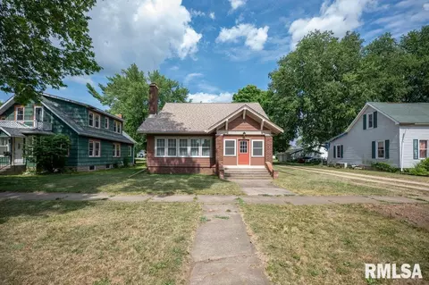 Exterior - 708 Main St, Henry, IL 61537 photo 1 of 12