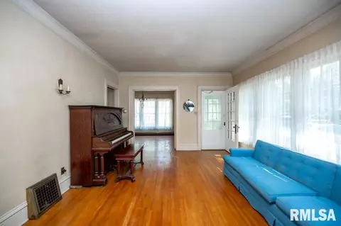 Living - 708 Main St, Henry, IL 61537 photo 5 of 7